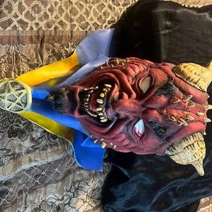 Scary Halloween mask, great condition.